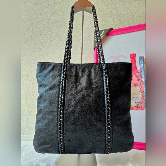 Chanel Luxe Ligne Tote Bag - Picture 4 of 16